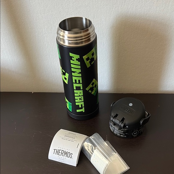 Thermos Kids Black and Green Pixel Bottle - Picture 3 of 4